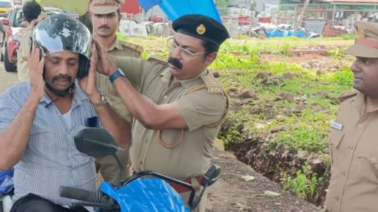 ഹെൽമെറ്റ് വച്ചിട്ടും വഴിയിൽ തടഞ്ഞ് എംവിഡി, ഫൈൻ പ്രതീക്ഷിച്ചവരെ തേടിയെത്തിയത് അപ്രതീക്ഷിത സമ്മാനം!