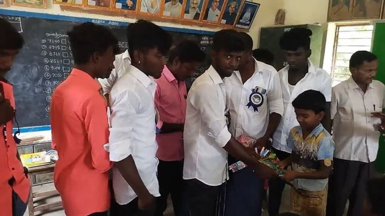 படிப்பு மட்டும் நம்ம கிட்ட இருந்து யாரும் எடுத்துக்க முடியாது! அரசு பள்ளி மாணவர்களுக்கு உதவிய தளபதி ரசிகர்கள்!
