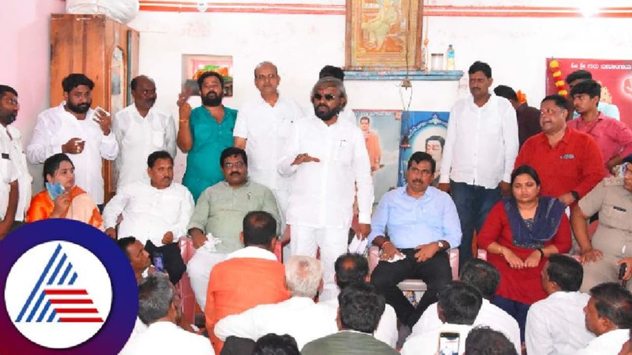 ಬೀದರ್: ಕಲುಷಿತ ನೀರಿಗೆ ಜನ ಅಸ್ವಸ್ತ: ಕರಕ್ಯಾಳ ಗ್ರಾಮಕ್ಕೆ ಸಚಿವ ಖಂಡ್ರೆ ಭೇಟಿ ಬೀದರ್: ಕಲುಷಿತ ನೀರಿಗೆ ಜನ ಅಸ್ವಸ್ತ: ಕರಕ್ಯಾಳ ಗ್ರಾಮಕ್ಕೆ ಸಚಿವ ಖಂಡ್ರೆ ಭೇಟಿ