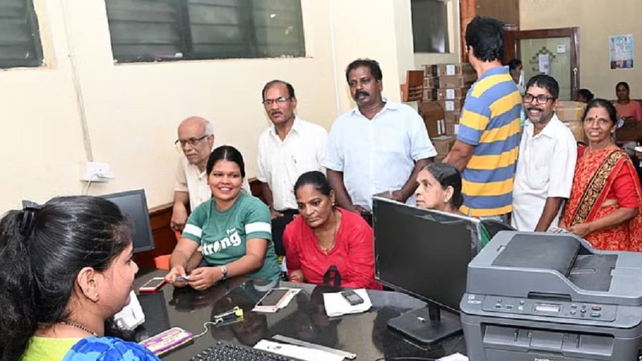 ಗೃಹ ಜ್ಯೋತಿಗೆ 20 ಲಕ್ಷಕ್ಕೂ ಹೆಚ್ಚು ಗ್ರಾಹಕರ ಅರ್ಜಿ ಸಲ್ಲಿಕೆ: ನಿನ್ನೆ ಒಂದೇ ದಿನ 5 ಲಕ್ಷಕ್ಕೂ ನೋಂದಣಿ ಗೃಹ ಜ್ಯೋತಿಗೆ 20 ಲಕ್ಷಕ್ಕೂ ಹೆಚ್ಚು ಗ್ರಾಹಕರ ಅರ್ಜಿ ಸಲ್ಲಿಕೆ: ನಿನ್ನೆ ಒಂದೇ ದಿನ 5 ಲಕ್ಷಕ್ಕೂ ನೋಂದಣಿ