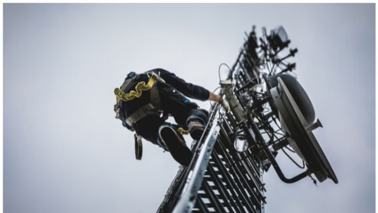 പള്ളികളുടെ മിനാരങ്ങളിലും മൊബൈല് ഫോണ് ടവറുകള് സ്ഥാപിക്കാന് അനുമതി നല്കി സൗദി അറേബ്യ പള്ളികളുടെ മിനാരങ്ങളിലും മൊബൈല് ഫോണ് ടവറുകള് സ്ഥാപിക്കാന് അനുമതി നല്കി സൗദി അറേബ്യ