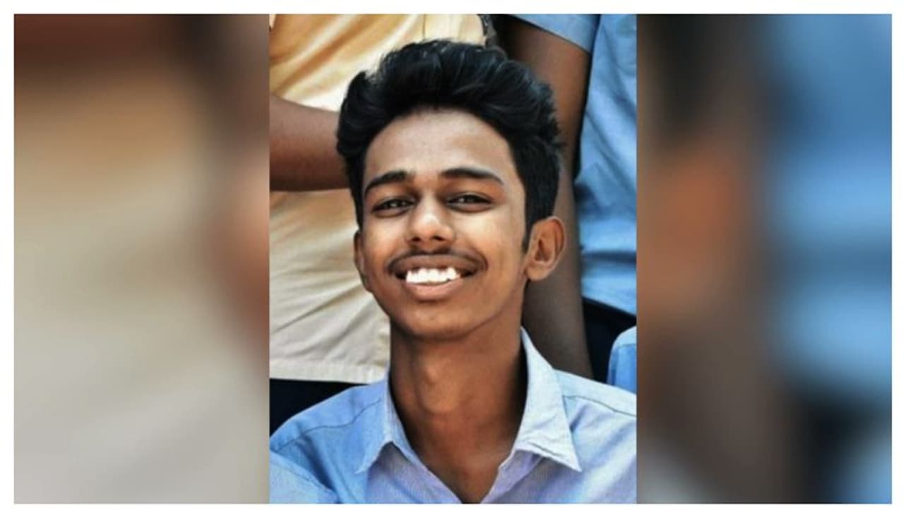 പട്ടി കുറുകെ ചാടി, ബൈക്ക് നിയന്ത്രണം തെറ്റി കണ്ടയ്നർ ലോറിക്ക് അടിയിൽ പെട്ടു; യാത്രക്കാരന് ദാരുണാന്ത്യം