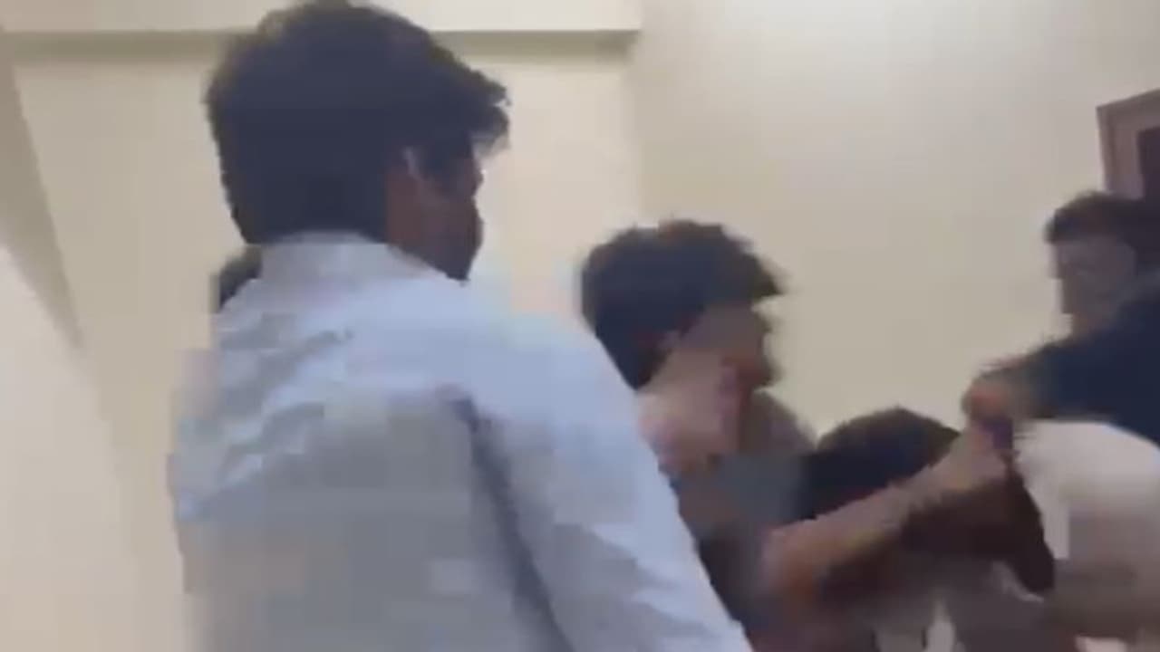 గుంటూరు విట్ యూనివర్సిటీలో విద్యార్థుల ఘర్షణ.. వీడియో వైరల్ కావడంతో వెలుగులోకి ఘటన.. గుంటూరు విట్ యూనివర్సిటీలో విద్యార్థుల ఘర్షణ.. వీడియో వైరల్ కావడంతో వెలుగులోకి ఘటన..