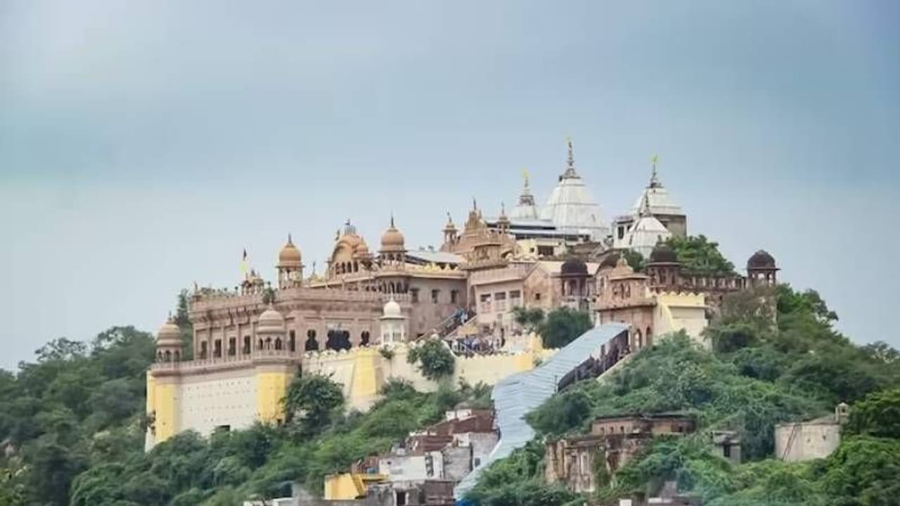 பக்தர்கள் ஷார்ட்ஸ், மினி ஸ்கர்ட் போன்ற ஆடைகளை அணிய தடை.. எந்த கோவிலில் தெரியுமா?