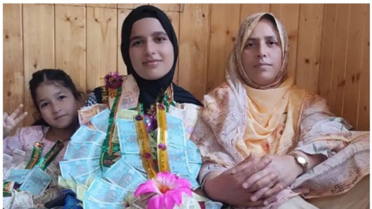 കശ്മീരിലെ 10 ാം ക്ലാസ് ഒന്നാം റാങ്കുകാരി ഫര്ഹാനയ്ക്ക് അച്ഛനെ പോലെ ഡോക്ടറാകണം കശ്മീരിലെ 10 ാം ക്ലാസ് ഒന്നാം റാങ്കുകാരി ഫര്ഹാനയ്ക്ക് അച്ഛനെ പോലെ ഡോക്ടറാകണം