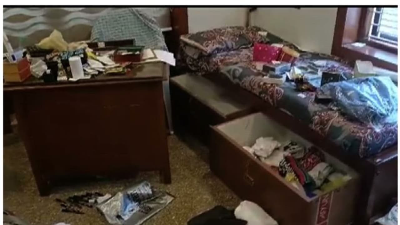 വീട്ടുകാര്‍ തീര്‍ത്ഥാടനത്തിൽ, 60 പവന്‍ സ്വര്‍ണ്ണാഭരണങ്ങളും പണവും കവര്‍ന്ന് മോഷ്ടാക്കൾ 