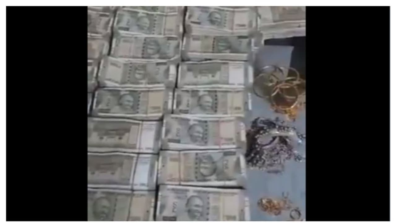 വിജിലന്‍സ് വന്നപ്പോള്‍ പണപ്പെട്ടികള്‍ അയല്‍വാസിയുടെ ടെറസിലേക്കെറിഞ്ഞ് സബ് കളക്ടര്‍, കണ്ടെടുത്തത് രണ്ട് കോടി!