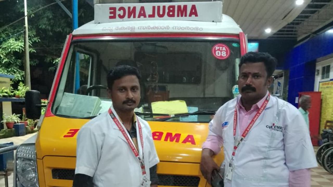 പുലര്ച്ചെ വീട്ടില് പ്രസവം; യുവതിക്കും കുഞ്ഞിനും രക്ഷകരായത് 108 ആംബുലന്സ് ജീവനക്കാര് പുലര്ച്ചെ വീട്ടില് പ്രസവം; യുവതിക്കും കുഞ്ഞിനും രക്ഷകരായത് 108 ആംബുലന്സ് ജീവനക്കാര്