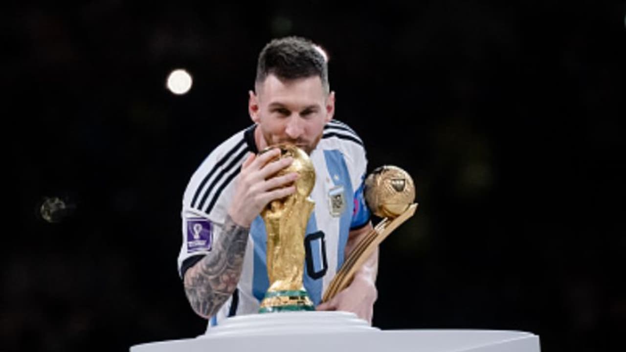 വയസ് 36 ആയിട്ടും മെസിക്ക് നിര്ത്താറായില്ല! മറ്റൊരു അപൂര്വ പുസ്കാരം കൂടി; സ്വന്തമാക്കുന്ന ആദ്യ ഫുട്ബോളര് വയസ് 36 ആയിട്ടും മെസിക്ക് നിര്ത്താറായില്ല! മറ്റൊരു അപൂര്വ പുസ്കാരം കൂടി; സ്വന്തമാക്കുന്ന ആദ്യ ഫുട്ബോളര്