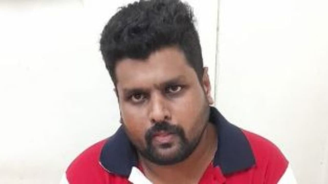 പ്രമുഖ വ്യവസായിയുടെ ബന്ധുവെന്ന് പറഞ്ഞ് ജ്വല്ലറിയില് നിന്ന് സ്വർണനാണയങ്ങള് തട്ടി; മണിക്കൂറുകള്ക്കകം പിടികൂടി പ്രമുഖ വ്യവസായിയുടെ ബന്ധുവെന്ന് പറഞ്ഞ് ജ്വല്ലറിയില് നിന്ന് സ്വർണനാണയങ്ങള് തട്ടി; മണിക്കൂറുകള്ക്കകം പിടികൂടി