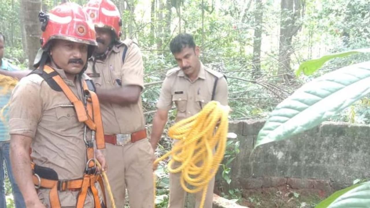 കിണറ്റില് വീണ മകളെ രക്ഷിക്കാന് 61കാരിയായ അമ്മയും ചാടി: ഇരുവരെയും രക്ഷപ്പെടുത്തി ഫയര്ഫോഴ്സ് കിണറ്റില് വീണ മകളെ രക്ഷിക്കാന് 61കാരിയായ അമ്മയും ചാടി: ഇരുവരെയും രക്ഷപ്പെടുത്തി ഫയര്ഫോഴ്സ്