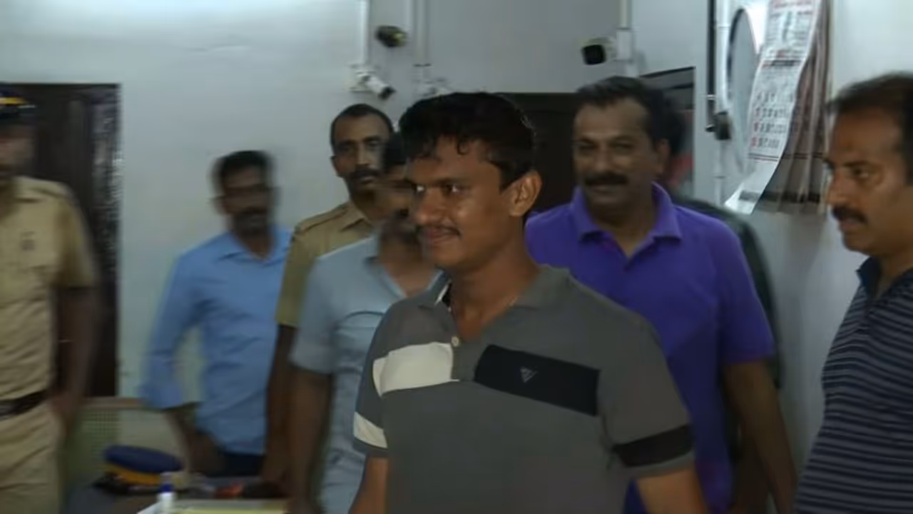 വ്യാജ ഡിഗ്രിക്ക് ചെലവായത് 2 ലക്ഷം, പിന്നിൽ എസ്എഫ്ഐ മുൻ ഏരിയാ സെക്രട്ടറി, തയ്യാറാക്കിയത് കൊച്ചിയിൽ: നിഖിൽ വ്യാജ ഡിഗ്രിക്ക് ചെലവായത് 2 ലക്ഷം, പിന്നിൽ എസ്എഫ്ഐ മുൻ ഏരിയാ സെക്രട്ടറി, തയ്യാറാക്കിയത് കൊച്ചിയിൽ: നിഖിൽ