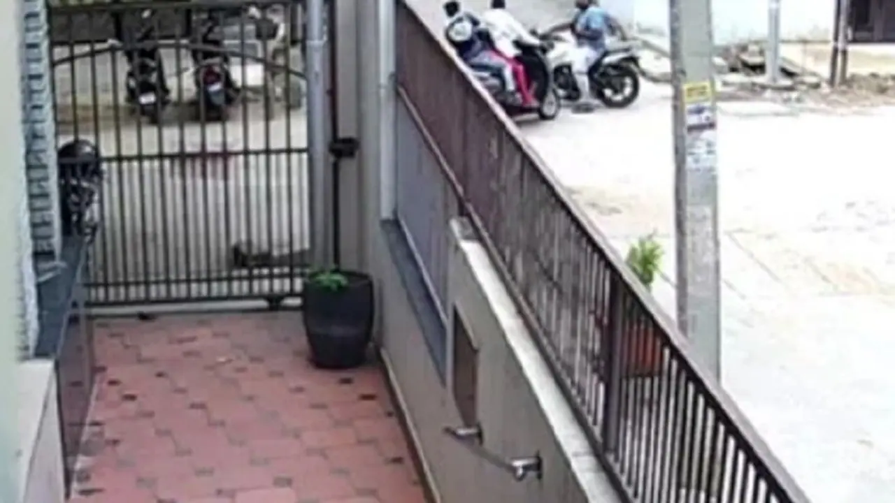 ಗಂಡನಿಂದ ಚಾಕು ಇರಿತ: ಸಾವು ಬದುಕಿನ ನಡುವೆ ಹೋರಾಟ ನಡೆಸಿದ ಮಹಿಳೆಗೆ ಪೊಲೀಸರಿಂದ ಆರೈಕೆ ಗಂಡನಿಂದ ಚಾಕು ಇರಿತ: ಸಾವು ಬದುಕಿನ ನಡುವೆ ಹೋರಾಟ ನಡೆಸಿದ ಮಹಿಳೆಗೆ ಪೊಲೀಸರಿಂದ ಆರೈಕೆ