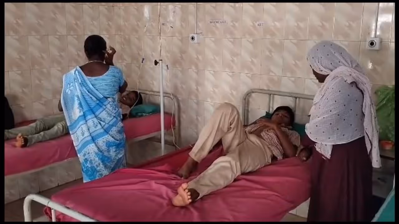 பொள்ளாச்சியில் அரசு பள்ளியில் சத்துணவு சாப்பிட்ட 18 மாணவர்கள் மயக்கம் மருத்துவமனையில் அனுமதி பொள்ளாச்சியில் அரசு பள்ளியில் சத்துணவு சாப்பிட்ட 18 மாணவர்கள் மயக்கம் மருத்துவமனையில் அனுமதி