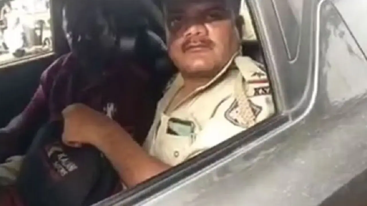 Ramanagara: ರಸ್ತೆಯಲ್ಲಿ ಹಾಡಹಗಲೇ ಎಣ್ಣೆಪಾರ್ಟಿ: ಮೂವರು ಪೊಲೀಸರು ಅಮಾನತು Ramanagara: ರಸ್ತೆಯಲ್ಲಿ ಹಾಡಹಗಲೇ ಎಣ್ಣೆಪಾರ್ಟಿ: ಮೂವರು ಪೊಲೀಸರು ಅಮಾನತು