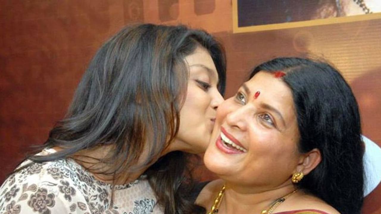 ಏಳುಬೀಳುಗಳ ನಡುವೆಯೂ ಗಟ್ಟಿ ಬದುಕು ಕಟ್ಟಿಕೊಂಡ ಜಯಮಾಲಾ ಅದೆಂಥ ಸಮಸ್ಯೆಗೆ ಸಿಲುಕಿದ್ದರು? ಏಳುಬೀಳುಗಳ ನಡುವೆಯೂ ಗಟ್ಟಿ ಬದುಕು ಕಟ್ಟಿಕೊಂಡ ಜಯಮಾಲಾ ಅದೆಂಥ ಸಮಸ್ಯೆಗೆ ಸಿಲುಕಿದ್ದರು?