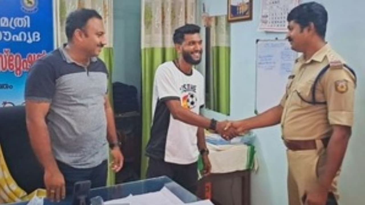 പൊലീസ് സ്റ്റേഷനിലെ പിഎസ്.സി പരിശീലനം; ആദ്യ പരീക്ഷയില് തന്നെ വിജയിച്ച യോഹന്നാന് ഇനി പൊലീസ് പൊലീസ് സ്റ്റേഷനിലെ പിഎസ്.സി പരിശീലനം; ആദ്യ പരീക്ഷയില് തന്നെ വിജയിച്ച യോഹന്നാന് ഇനി പൊലീസ്