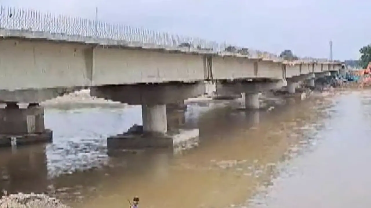 బీహార్‌లో కూలిన‌ మ‌రో నిర్మాణంలోని వంతెన.. నెలలో రెండో ఘ‌ట‌న