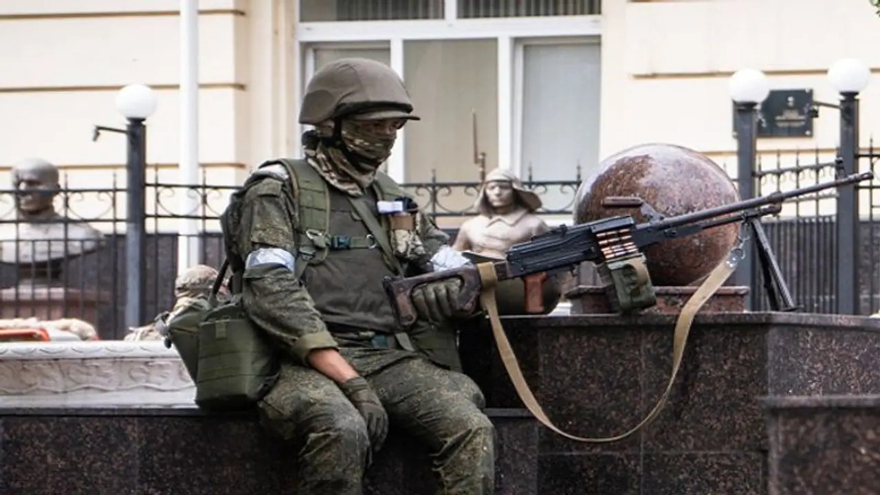 Dramatic videos of Wagner mercenaries moving toward Moscow go viral; Mayor asks people to stay indoors (WATCH)