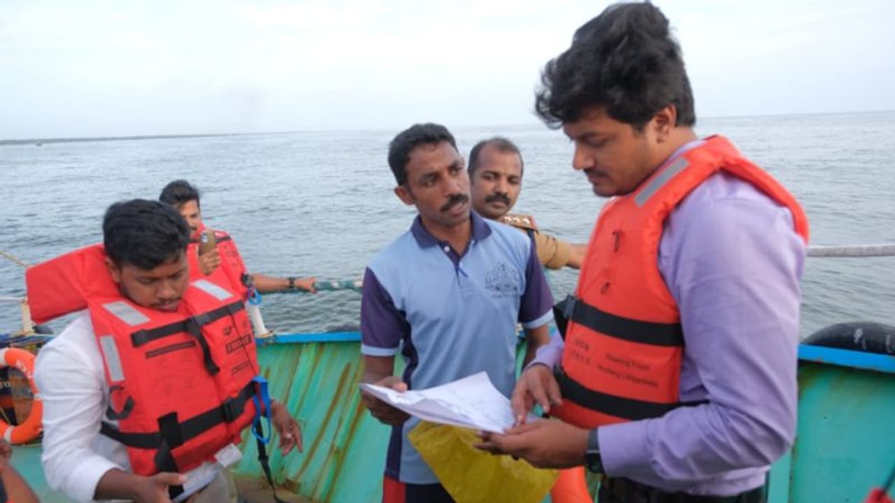 ട്രോളിങ്‌ നിരോധനം: കടലിൽ കളക്ടറുടെ മിന്നൽ പരിശോധന, ഒന്നും കണ്ടെത്തിയില്ല, തൊഴിലാളികളുമായി സംവദിച്ച് മടക്കം