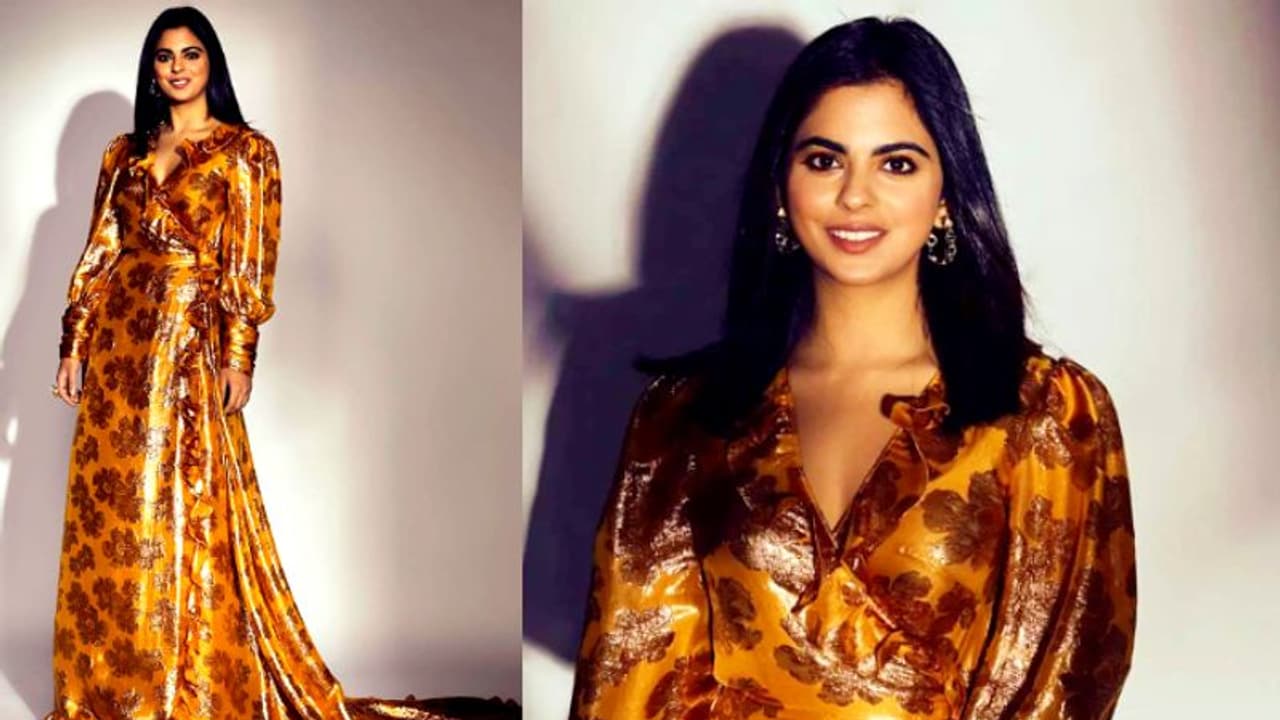 1.30 ലക്ഷം രൂപ വിലമതിക്കുന്ന വസ്ത്രം; ഇഷ അംബാനിയുടെ മനം കവരുന്ന പട്ടോള വസ്ത്രം 1.30 ലക്ഷം രൂപ വിലമതിക്കുന്ന വസ്ത്രം; ഇഷ അംബാനിയുടെ മനം കവരുന്ന പട്ടോള വസ്ത്രം