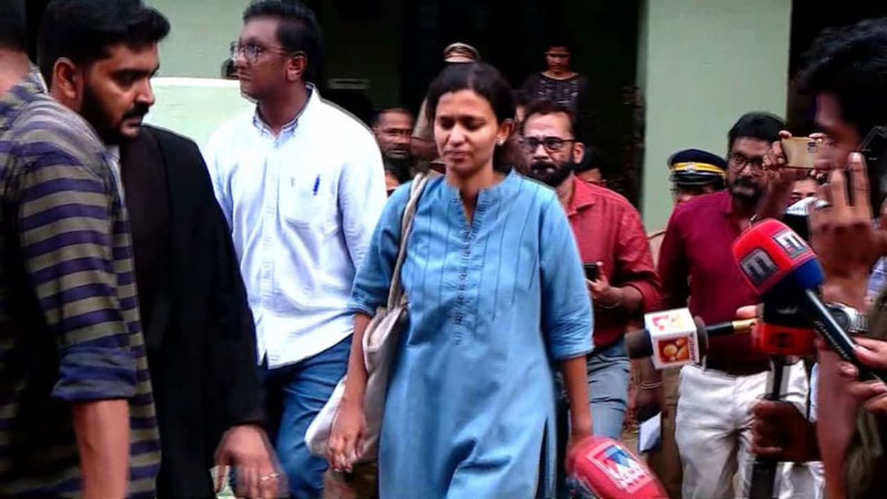 വ്യാജരേഖാ കേസിൽ ചോദ്യം ചെയ്യാൻ നീലേശ്വരം പൊലീസിന്റെ നോട്ടീസ്; വിദ്യ ഇന്ന് ഹാജരാകണം