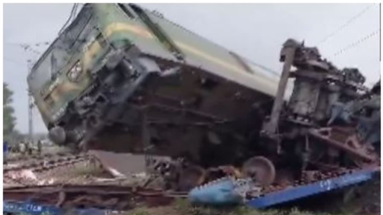 വീണ്ടും ട്രെയിൻ അപകടം, ചരക്ക് ട്രെയിനുകൾ കൂട്ടിയിടിച്ചു, 8 ബോഗികൾ പാളം തെറ്റി, സിഗ്നലിംഗ് തകരാറെന്ന് സംശയം വീണ്ടും ട്രെയിൻ അപകടം, ചരക്ക് ട്രെയിനുകൾ കൂട്ടിയിടിച്ചു, 8 ബോഗികൾ പാളം തെറ്റി, സിഗ്നലിംഗ് തകരാറെന്ന് സംശയം