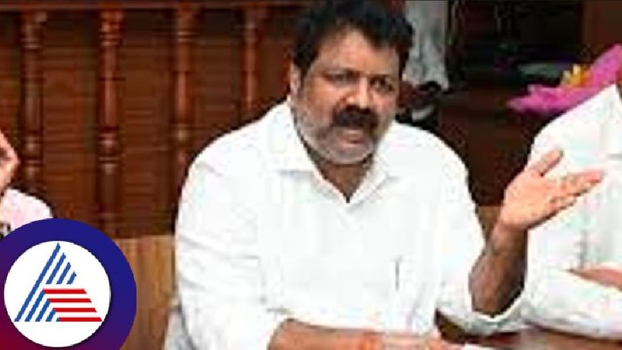 ರೋಗಿಗಳಿಗೆ ಹೊರಗಿನಿಂದ ಔಷಧಿ ತರಲು ಚೀಟಿ ಕೊಡಬೇಡಿ, ಉಪಾಹಾರ, ಔಷಧಿ ಇಲ್ಲೇ ಕೊಡಬೇಕು: ಸಚಿವ ವೈದ್ಯ ಸೂಚನೆ ರೋಗಿಗಳಿಗೆ ಹೊರಗಿನಿಂದ ಔಷಧಿ ತರಲು ಚೀಟಿ ಕೊಡಬೇಡಿ, ಉಪಾಹಾರ, ಔಷಧಿ ಇಲ್ಲೇ ಕೊಡಬೇಕು: ಸಚಿವ ವೈದ್ಯ ಸೂಚನೆ