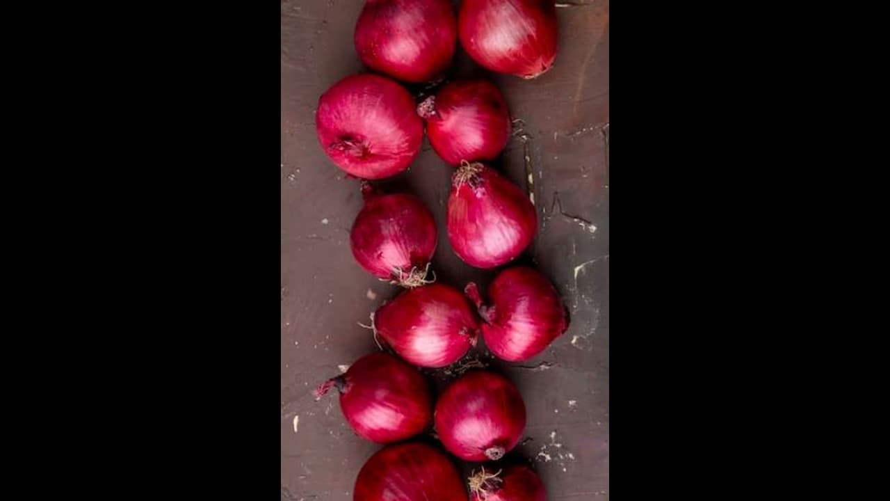 മുടി‌കൊഴിച്ചിൽ കുറയ്ക്കാൻ സവാള ; ഈ രീതിയിൽ ഉപയോ​ഗിക്കൂ 