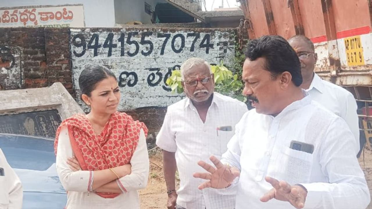 ముత్తిరెడ్డి యాదగిరిరెడ్డి కూతురుపై కేసు నమోదు... ముత్తిరెడ్డి యాదగిరిరెడ్డి కూతురుపై కేసు నమోదు...