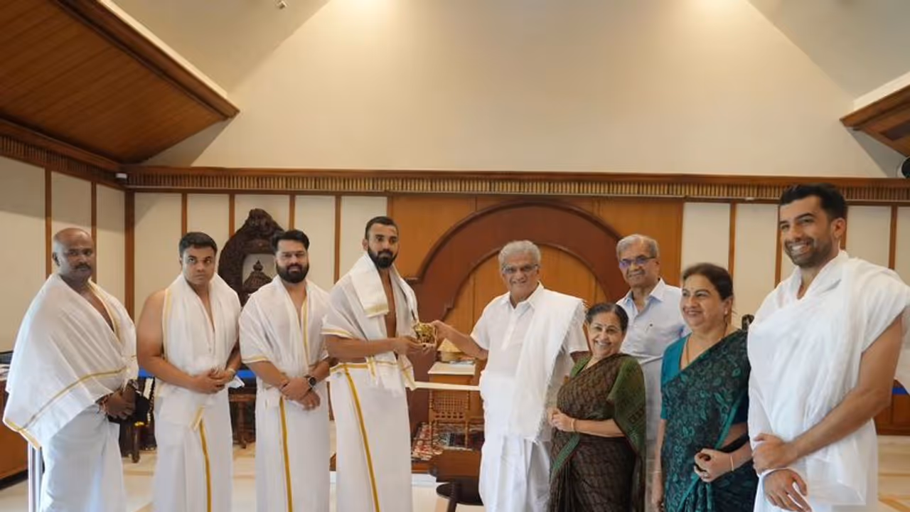 Cricketer KL Rahul offers prayers at Shri Dharmasthala Manjunatheshwara temple Cricketer KL Rahul offers prayers at Shri Dharmasthala Manjunatheshwara temple