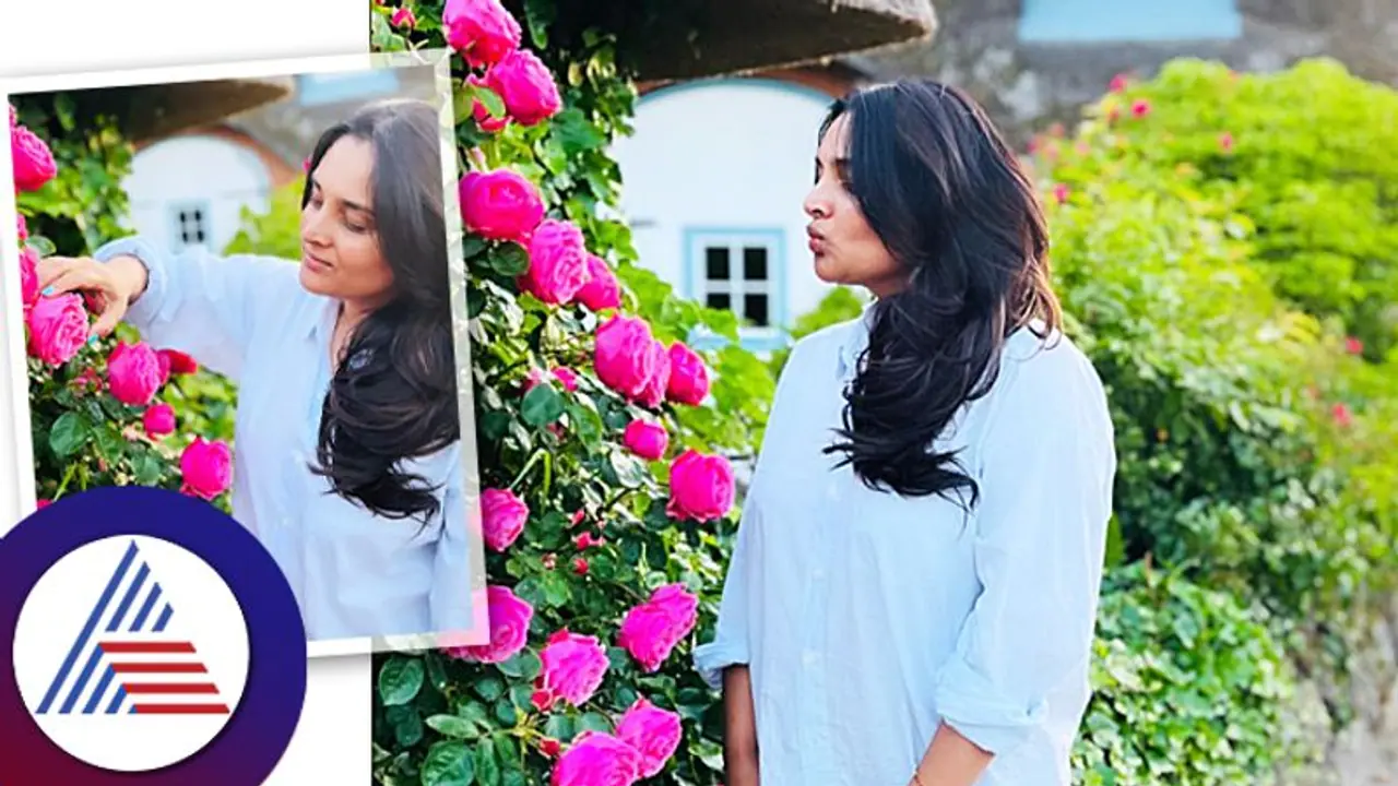 ಗುಲಾಬಿ ಹೂವನ್ನು ಮುತ್ತಿಕ್ಕುತಾ ದೇವರಲ್ಲಿ ನಟಿ ರಮ್ಯಾ ಇದನ್ನ ಕೇಳಿಕೊಂಡ್ರು!