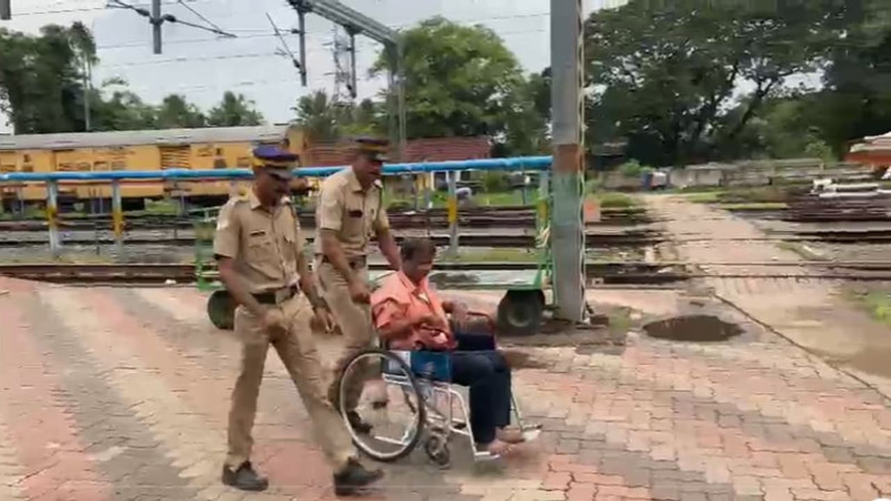 എറണാകുളം ഇന്റർസിറ്റി ട്രെയിനിൽ രക്തസമ്മർദ്ദം കുറഞ്ഞ് കുഴഞ്ഞുവീണു, വയോധികനെ രക്ഷിക്കാൻ പാഞ്ഞെത്തി പൊലീസ്