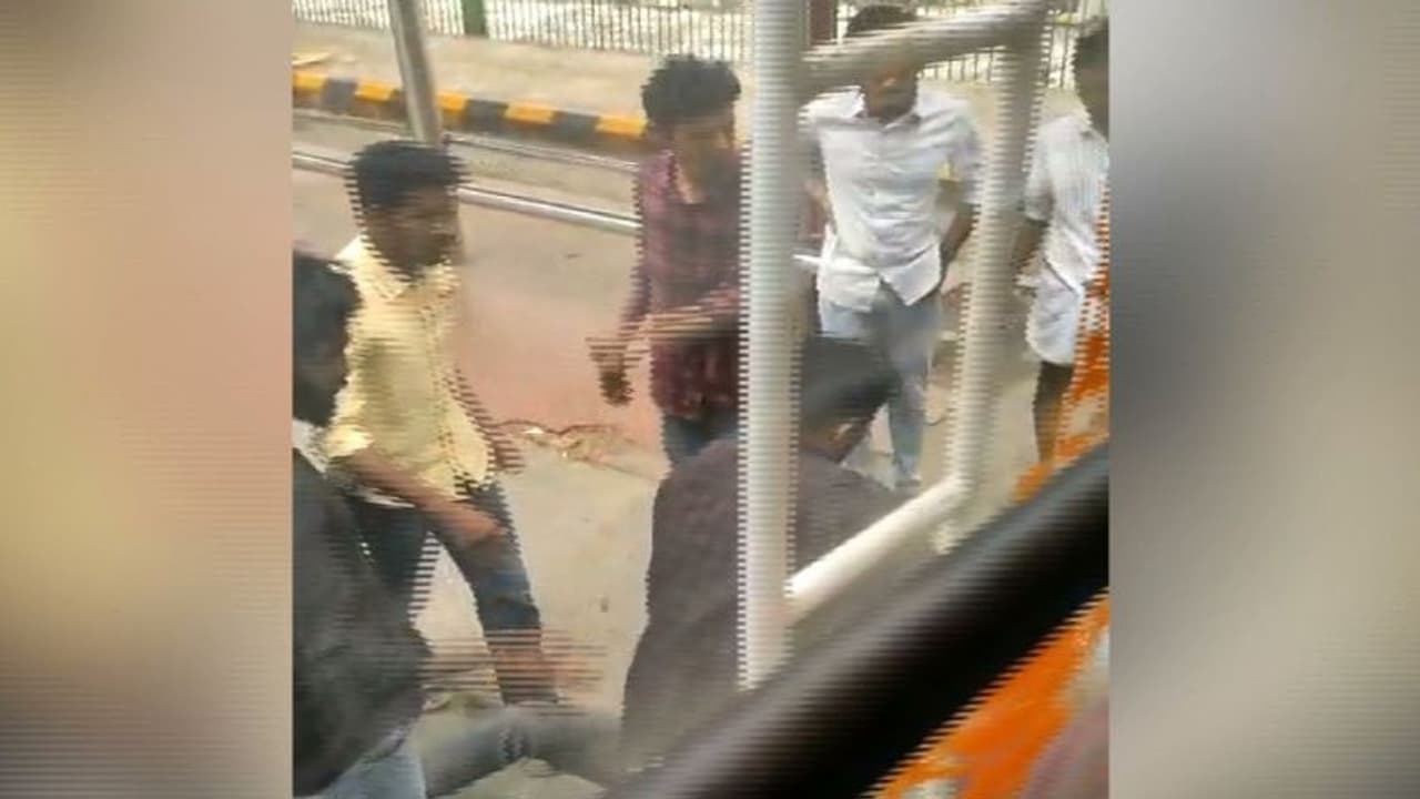 ബസ് ജീവനക്കാരന് മര്ദ്ദനം; അഞ്ച് എസ്എഫ്ഐ പ്രവര്ത്തകര് അറസ്റ്റില് ബസ് ജീവനക്കാരന് മര്ദ്ദനം; അഞ്ച് എസ്എഫ്ഐ പ്രവര്ത്തകര് അറസ്റ്റില്