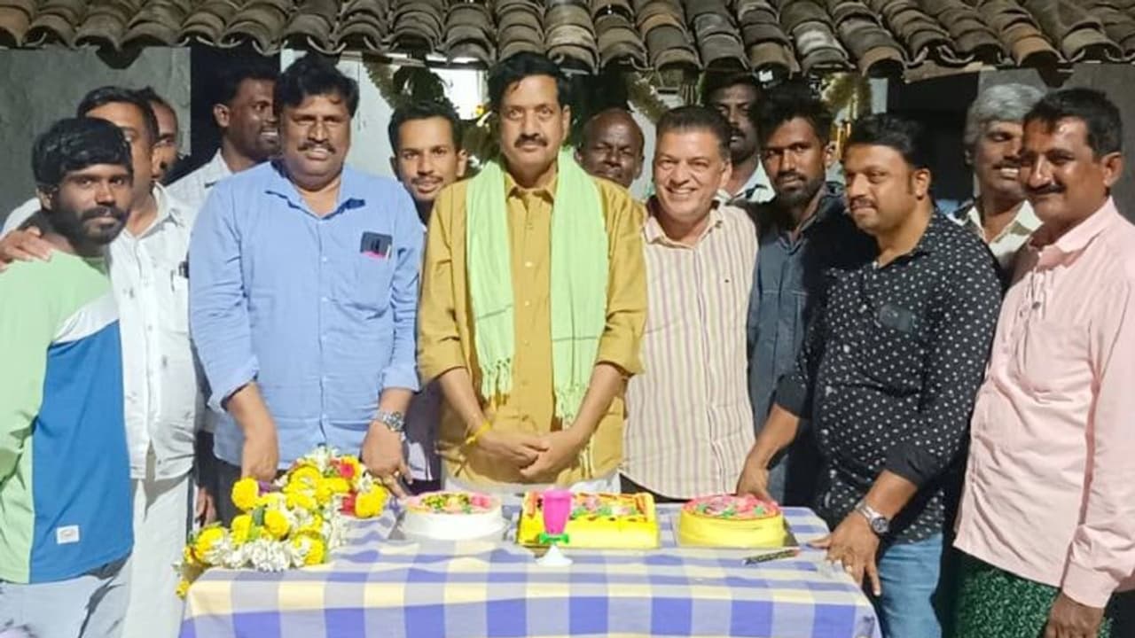 ಅಭಿಮಾನಿಗಳ ಜತೆ ಕುಣಿದು ಕುಪ್ಪಳಿಸಿದ ವೈಎಸ್‌ವಿ ದತ್ತ: ಡಾ.ರಾಜ್‌ ಹಾಡಿಗೆ ನೃತ್ಯ