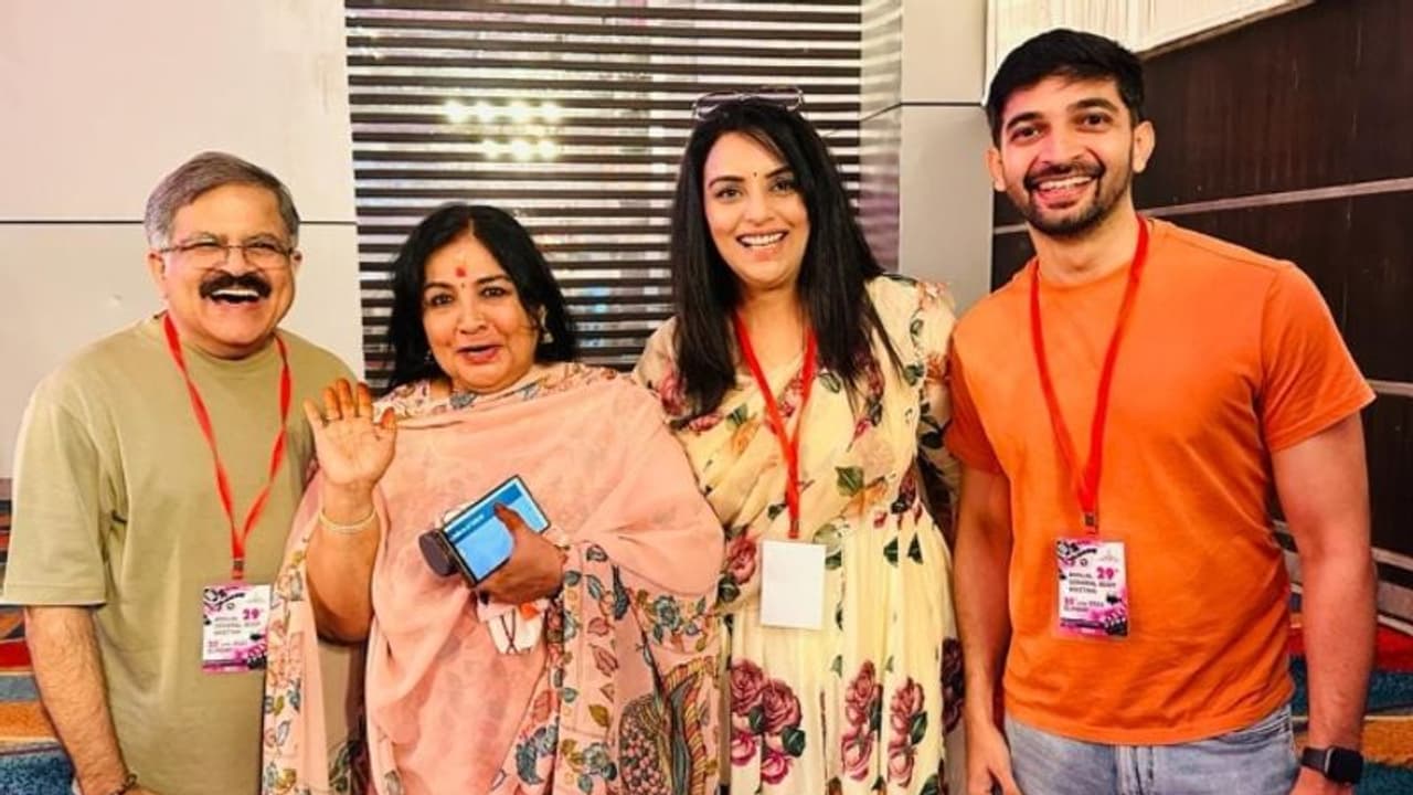 'പപ്പുമാരും രതിചേച്ചിമാരും'; അപൂര്‍വ്വ കൂടിക്കാഴ്ച‍യ്ക്ക് വേദിയായി 'അമ്മ' യോഗം