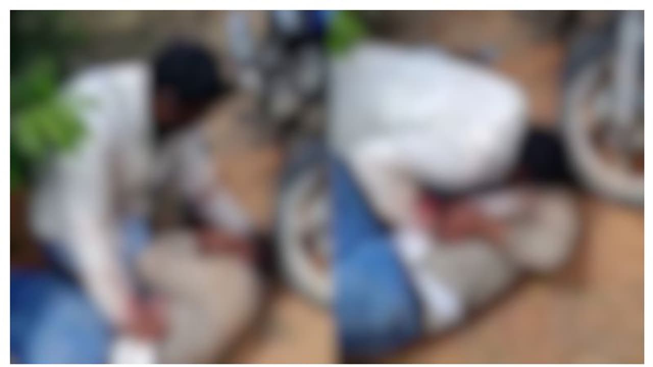 ഭാര്യയുമായി പ്രണയമെന്ന് സംശയം: മർദ്ദിച്ച് അവശനാക്കി യുവാവിന്റെ കഴുത്ത് മുറിച്ച് ചോര കുടിച്ചു; അറസ്റ്റ് ഭാര്യയുമായി പ്രണയമെന്ന് സംശയം: മർദ്ദിച്ച് അവശനാക്കി യുവാവിന്റെ കഴുത്ത് മുറിച്ച് ചോര കുടിച്ചു; അറസ്റ്റ്