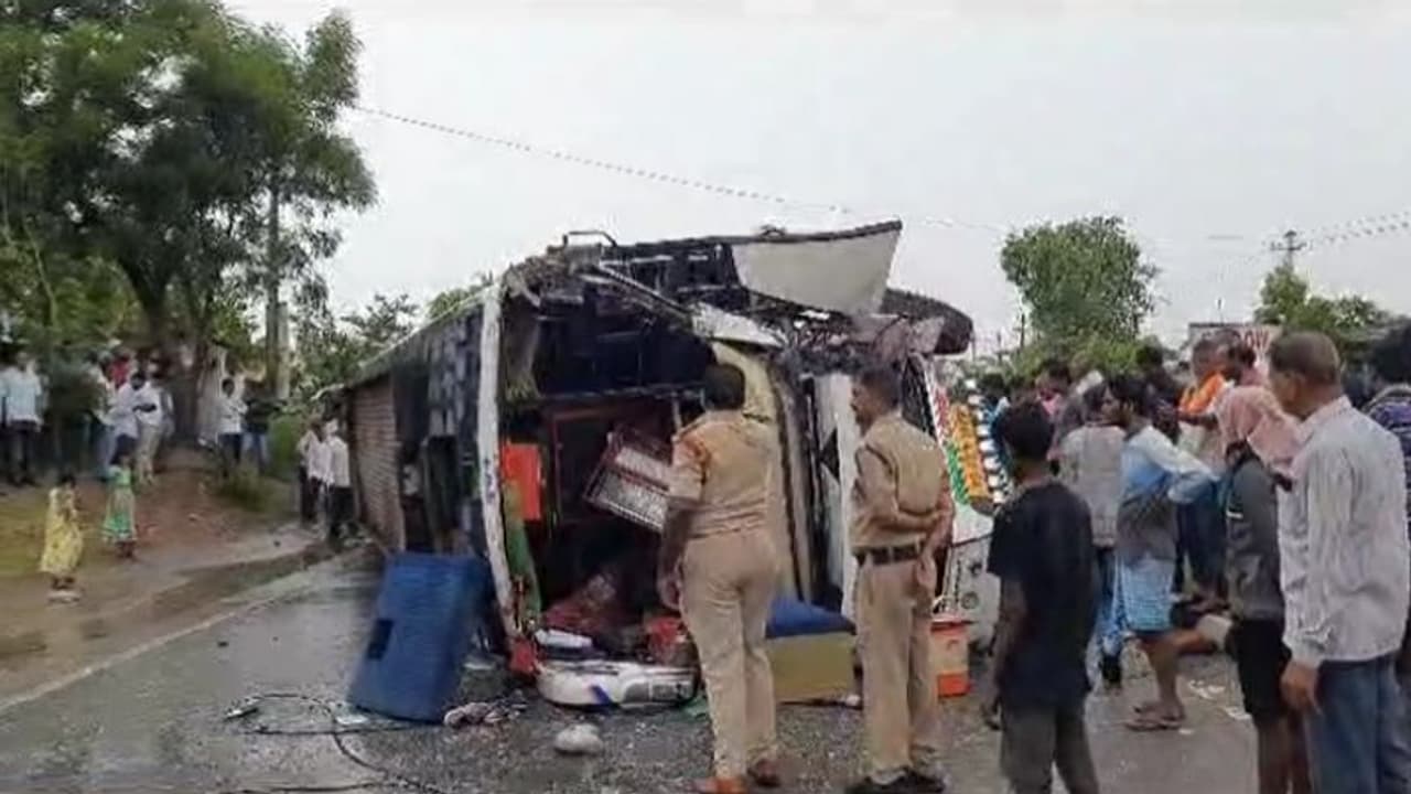 పెద్దపల్లిలో ఘోర రోడ్డుప్రమాదం... 40మంది పెళ్లిబృందంతో కూడిన బస్సు బోల్తా (వీడియో) పెద్దపల్లిలో ఘోర రోడ్డుప్రమాదం... 40మంది పెళ్లిబృందంతో కూడిన బస్సు బోల్తా (వీడియో)