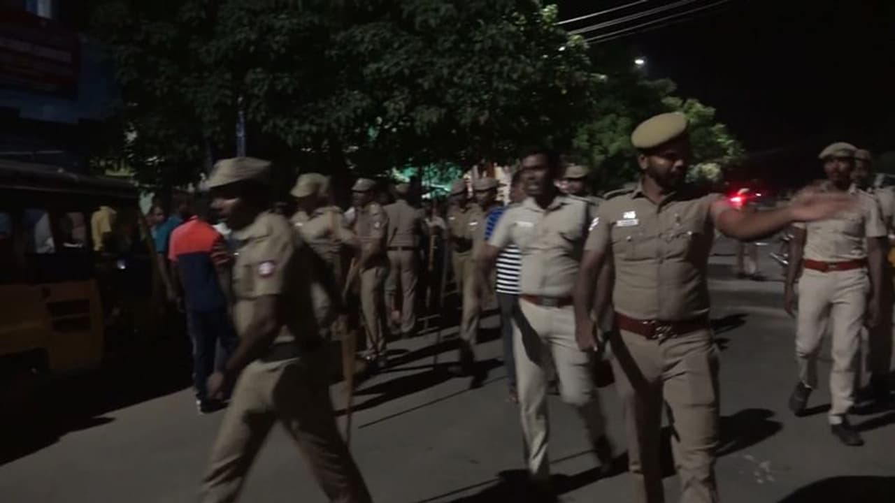 நெல்லையில் வாகன சோதனையில் விபத்து; லோடு வாகனம் மோதி இளைஞர் பலி உறவினர்கள் மறியல்