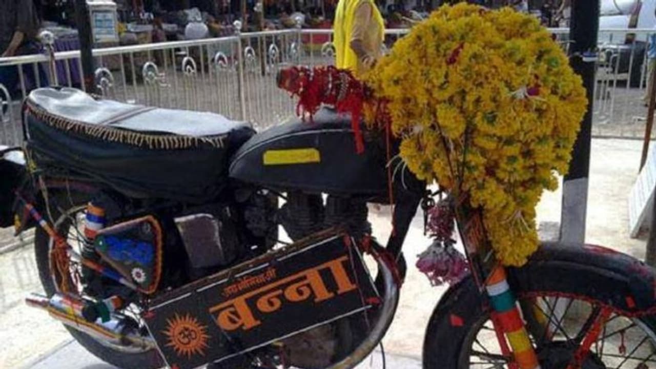 വിസ കിട്ടാൻ പ്രാർത്ഥിക്കാം, മദ്യവും നൂഡിൽസും പ്രസാദം, ആരാധിക്കുന്നത് ബുള്ളറ്റിനെ; അസാധാരണമായ ചില ക്ഷേത്രങ്ങൾ വിസ കിട്ടാൻ പ്രാർത്ഥിക്കാം, മദ്യവും നൂഡിൽസും പ്രസാദം, ആരാധിക്കുന്നത് ബുള്ളറ്റിനെ; അസാധാരണമായ ചില ക്ഷേത്രങ്ങൾ