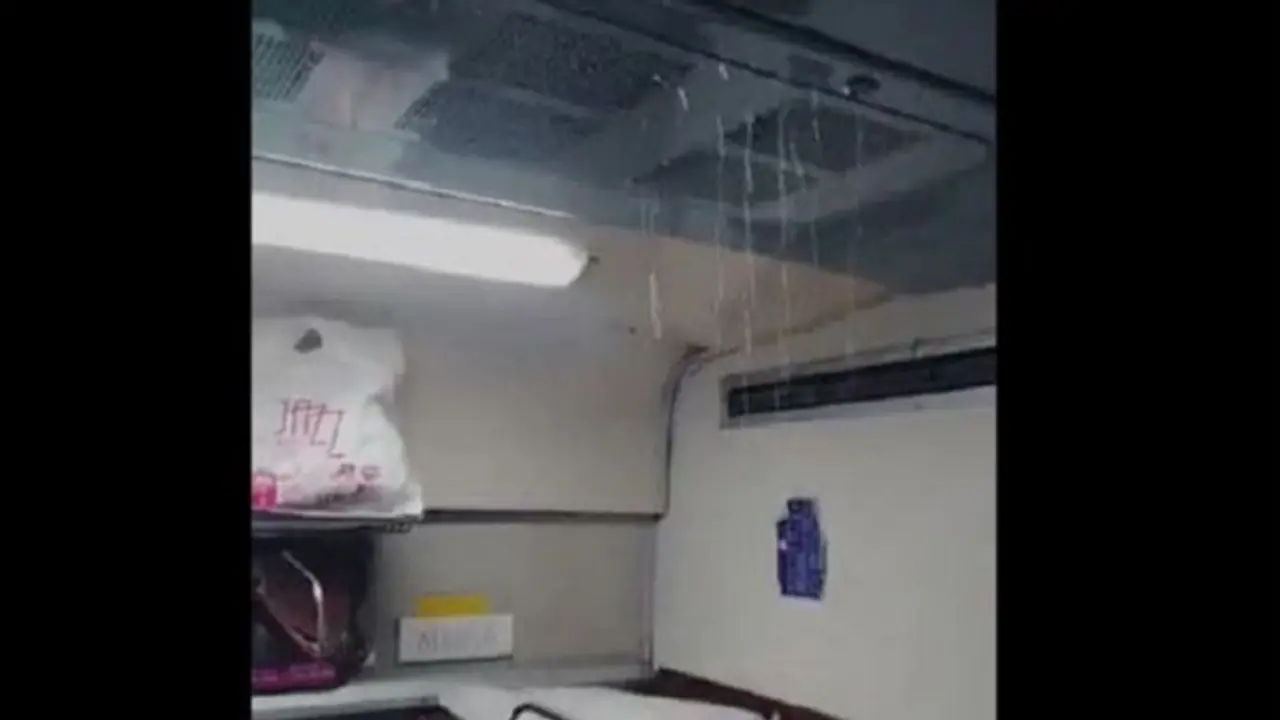 ಇದು ಟ್ರೈನೋ, ಓಪನ್‌ ಶವರ್‌ ಬೋಗಿಯೋ: ಎಸಿ ಕೋಚ್‌ನಲ್ಲಿ ನೀರು ಸೋರಿಕೆ ವಿರುದ್ಧ ನೆಟ್ಟಿಗರ ವ್ಯಂಗ್ಯ