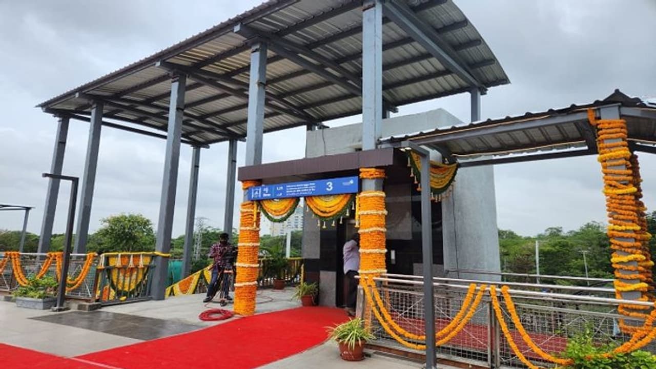 హైదరాబాద్ లో మరో ప్రత్యేకత.. ఉప్పల్ స్కై వాక్ ను ప్రారంభించిన కేటీఆర్.. స్పెషాల్టీ ఏంటంటే.. (వీడియో) హైదరాబాద్ లో మరో ప్రత్యేకత.. ఉప్పల్ స్కై వాక్ ను ప్రారంభించిన కేటీఆర్.. స్పెషాల్టీ ఏంటంటే.. (వీడియో)