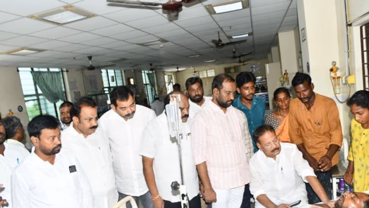 వైసిపి వాళ్లది కండకావరం... తగినమూల్యం చెల్లించక తప్పదు..: మాజీ మంత్రి వార్నింగ్ వైసిపి వాళ్లది కండకావరం... తగినమూల్యం చెల్లించక తప్పదు..: మాజీ మంత్రి వార్నింగ్