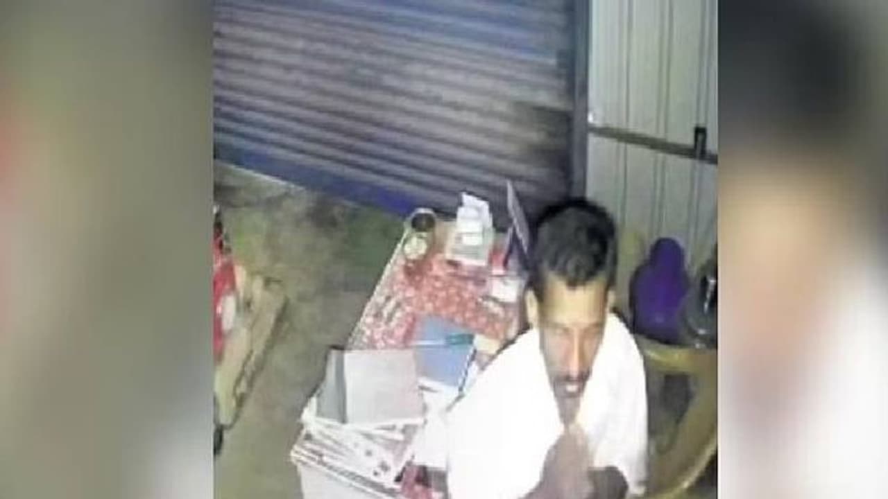 കടയിൽ കയറി ഒരുലക്ഷം മോഷ്ടിക്കുന്നതിന് മുമ്പായി ദൈവങ്ങളുടെ ചിത്രങ്ങൾക്ക് മുന്നിൽ പ്രാർത്ഥിച്ച് കള്ളൻ!