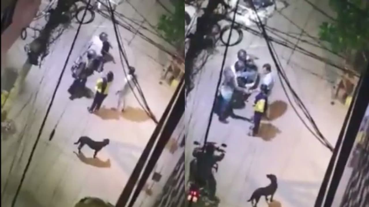 ನಡೆದು ಬರುತ್ತಿದ್ದ ಜೋಡಿಯನ್ನು ಅಡ್ಡಹಾಕಿದ ದರೋಡೆಕೋರರು, ಬಳಿಕ ನಡೆದಿದ್ದೇ ಅಚ್ಚರಿ! ನಡೆದು ಬರುತ್ತಿದ್ದ ಜೋಡಿಯನ್ನು ಅಡ್ಡಹಾಕಿದ ದರೋಡೆಕೋರರು, ಬಳಿಕ ನಡೆದಿದ್ದೇ ಅಚ್ಚರಿ!