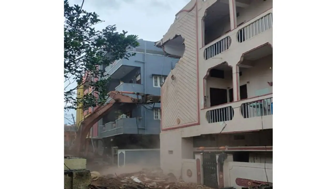 జాకీలతో భవనాన్నిలేపుతుండగా పక్క ఇంటిమీద పడ్డ బిల్డింగ్.. 