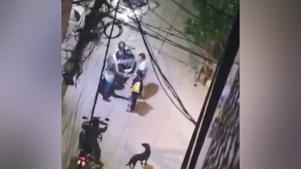 எவ்வளவு தேடியும் எதுவும் கிடைக்காமல் 100 ரூபாயைக் கையில் கொடுத்துச் சென்ற வழப்பறி கொள்ளையர்கள்!