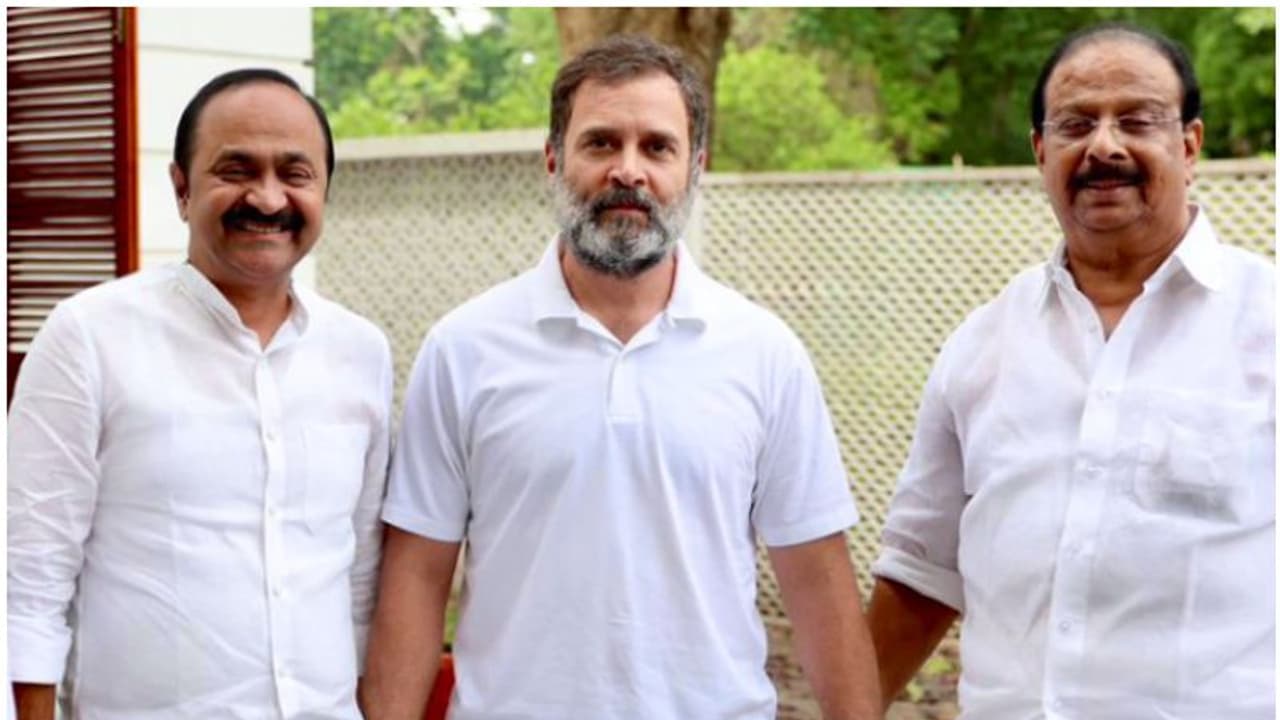 ലോക്സഭാ ഒരുക്കങ്ങൾ തകൃതി; കേരള നേതാക്കളെ ബെംഗളൂരുവിലേക്ക് വിളിപ്പിച്ചു, ചർച്ച ലോക്സഭാ ഒരുക്കങ്ങൾ തകൃതി; കേരള നേതാക്കളെ ബെംഗളൂരുവിലേക്ക് വിളിപ്പിച്ചു, ചർച്ച