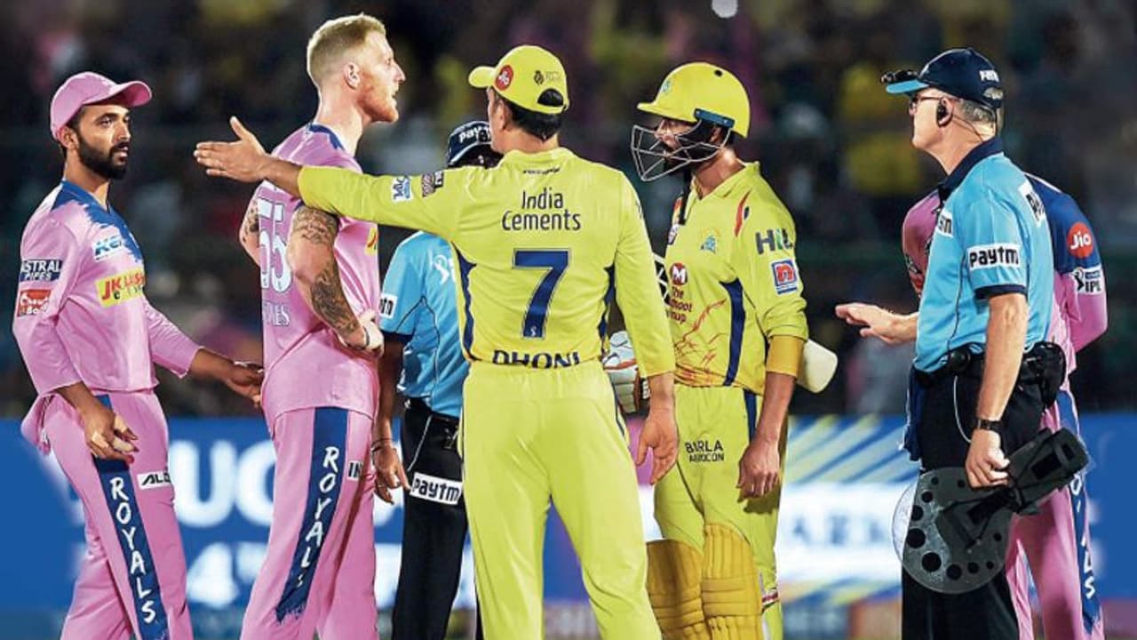 தோனியை ஐபிஎல் போட்டிகளில் விளையாட தடை செய்திருக்க வேண்டும் – வீரேந்தர் சேவாக்!