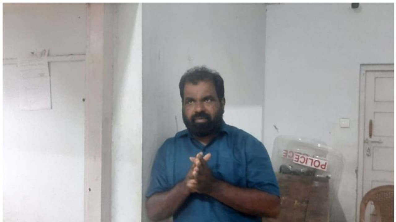 ബസ്സിനുള്ളിൽ മെഡിക്കൽ വിദ്യാർത്ഥിനിയെ പീഡിപ്പിക്കാൻ ശ്രമം; പ്രതി പിടിയില് ബസ്സിനുള്ളിൽ മെഡിക്കൽ വിദ്യാർത്ഥിനിയെ പീഡിപ്പിക്കാൻ ശ്രമം; പ്രതി പിടിയില്